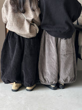 Load image into Gallery viewer, 25Q44PA-春季森系簡約燈芯絨燈籠寬褲