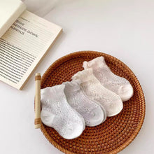 將圖片載入圖庫檢視器 W018AC-夏季純色百搭四葉花透氣網眼中筒襪