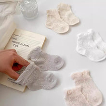 將圖片載入圖庫檢視器 W018AC-夏季純色百搭四葉花透氣網眼中筒襪