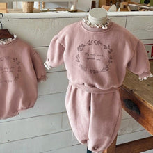 Load image into Gallery viewer, Y8384TG- Flower bud collar letter print plus velvet casual two-piece suit (pre-sale delivery in early December)