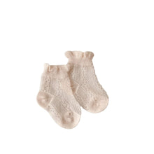 將圖片載入圖庫檢視器 W018AC-夏季純色百搭四葉花透氣網眼中筒襪