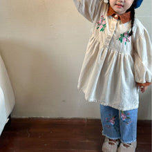 Load image into Gallery viewer, Q83090PA-Spring and Autumn Girls Straight Embroidered Flower Raw Edge Stretch Jeans