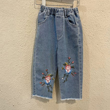 Load image into Gallery viewer, Q83090PA-Spring and Autumn Girls Straight Embroidered Flower Raw Edge Stretch Jeans