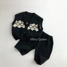 Load image into Gallery viewer, 23TZ37TG-Spring and Autumn Korean Simple Jacquard Vest Cardigan + Knitted Shorts Set