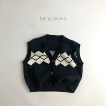 Load image into Gallery viewer, 23TZ37TG-Spring and Autumn Korean Simple Jacquard Vest Cardigan + Knitted Shorts Set