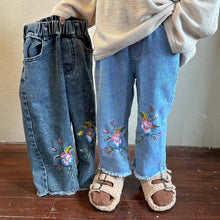 Load image into Gallery viewer, Q83090PA-Spring and Autumn Girls Straight Embroidered Flower Raw Edge Stretch Jeans