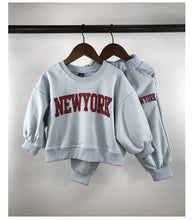 Load image into Gallery viewer, 23D854TG-Children's 2022 Spring and Autumn New Boys and Girls Korean Fashion Letter Printed Long Sleeve Pullover Cotton Sweater Trousers Set