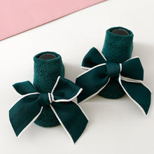 將圖片載入圖庫檢視器 S017-1AC-秋冬季寶寶聖誕蝴蝶結珊瑚絨學步防滑地板襪 (三雙起批)
