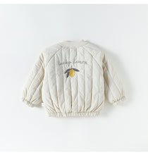 將圖片載入圖庫檢視器 D25281SE-秋冬刺繡壓紋拉鍊棉外套
