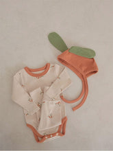 將圖片載入圖庫檢視器 081504LS-秋季胡蘿蔔印花造型寶寶包屁衣+帽子
