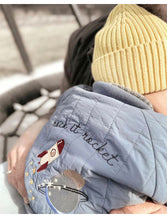 將圖片載入圖庫檢視器 D25281SE-秋冬刺繡壓紋拉鍊棉外套
