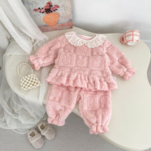 Load image into Gallery viewer, H10603TG-冬季兔子加絨花邊領珊瑚絨縮口家居兩件套裝
