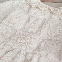 Load image into Gallery viewer, H10603TG-冬季兔子加絨花邊領珊瑚絨縮口家居兩件套裝
