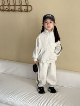 Load image into Gallery viewer, DZ250664TG-秋冬季運動風立領加絨拉鍊兩件套裝
