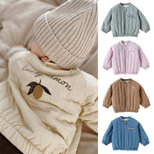 將圖片載入圖庫檢視器 D25281SE-秋冬刺繡壓紋拉鍊棉外套
