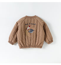 將圖片載入圖庫檢視器 D25281SE-秋冬刺繡壓紋拉鍊棉外套
