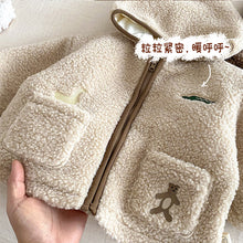 Load image into Gallery viewer, ZDW5196SE-冬季顆粒絨刺繡精靈連帽拉鍊外套
