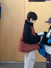 將圖片載入圖庫檢視器 2025D221SE-冬季韓版菱形壓紋拼接袖保暖外套
