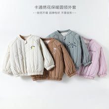 將圖片載入圖庫檢視器 D25281SE-秋冬刺繡壓紋拉鍊棉外套
