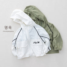 將圖片載入圖庫檢視器 26172SE-夏季｜字母印花輕薄｜兒童連帽防曬衣
