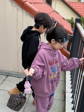 將圖片載入圖庫檢視器 2025D201TG-冬季韓版卡通印花加絨休閒連帽兩件套
