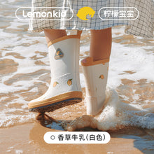 將圖片載入圖庫檢視器 LK2241028AC-Lemonkid水果印花防水雨鞋
