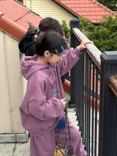 將圖片載入圖庫檢視器 2025D201TG-冬季韓版卡通印花加絨休閒連帽兩件套
