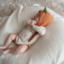 將圖片載入圖庫檢視器 081504LS-秋季胡蘿蔔印花造型寶寶包屁衣+帽子
