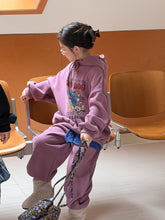 將圖片載入圖庫檢視器 2025D201TG-冬季韓版卡通印花加絨休閒連帽兩件套
