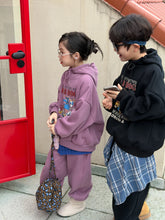 將圖片載入圖庫檢視器 2025D201TG-冬季韓版卡通印花加絨休閒連帽兩件套
